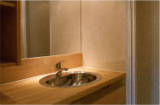 badkamer met wastafel en de douche. Frankrijk huis zwembad vakantie Frankrijk huisje wifi Frankrijk vakantiehuis nederlandse eigenaar Frankrijk vakantiehuis zwembad